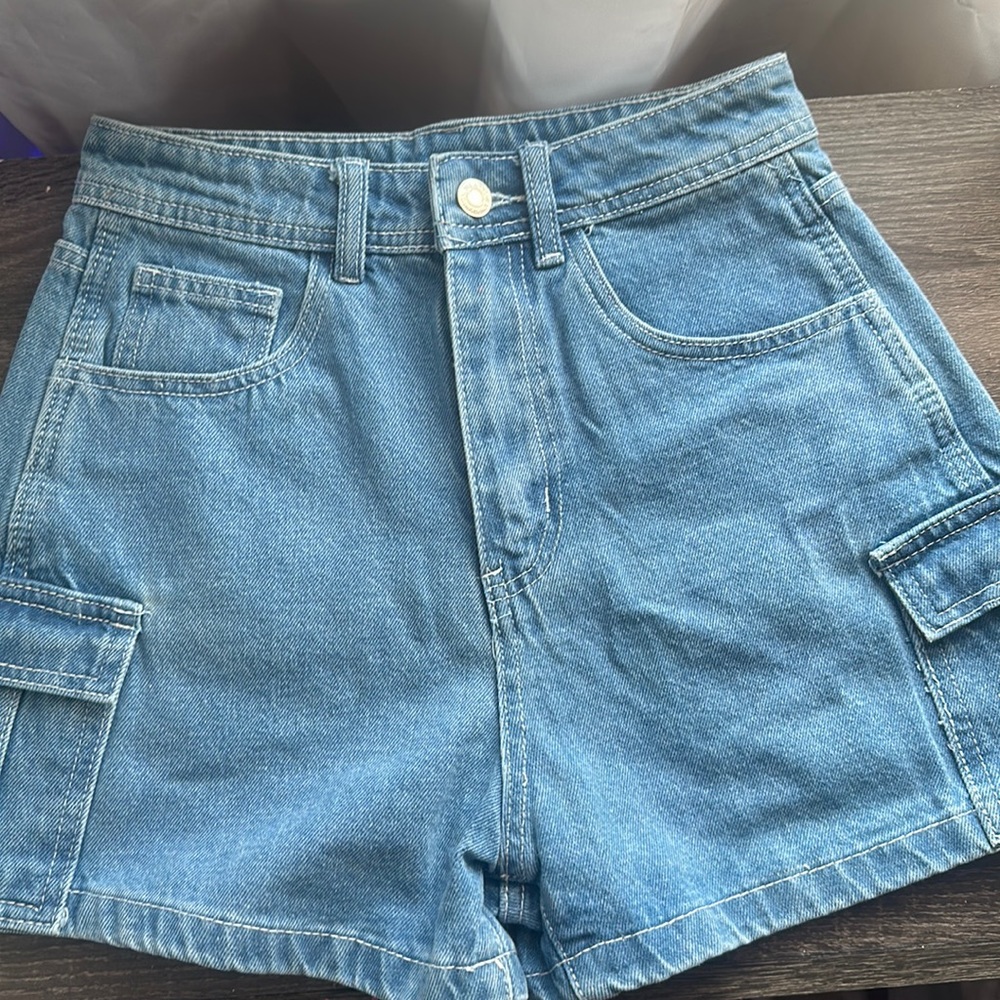 Denim jean cargo type shorts pockets do open